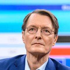 Karl Lauterbach sitzt im TV-Studio von "Caren Miosga" in Berlin-Adlershof