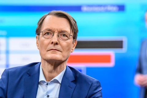 Karl Lauterbach sitzt im TV-Studio von "Caren Miosga" in Berlin-Adlershof