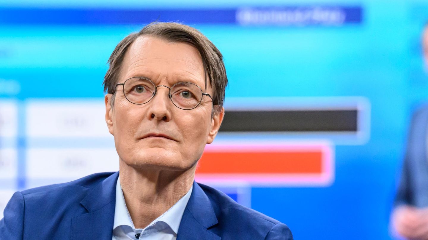 Karl Lauterbach sitzt im TV-Studio von "Caren Miosga" in Berlin-Adlershof