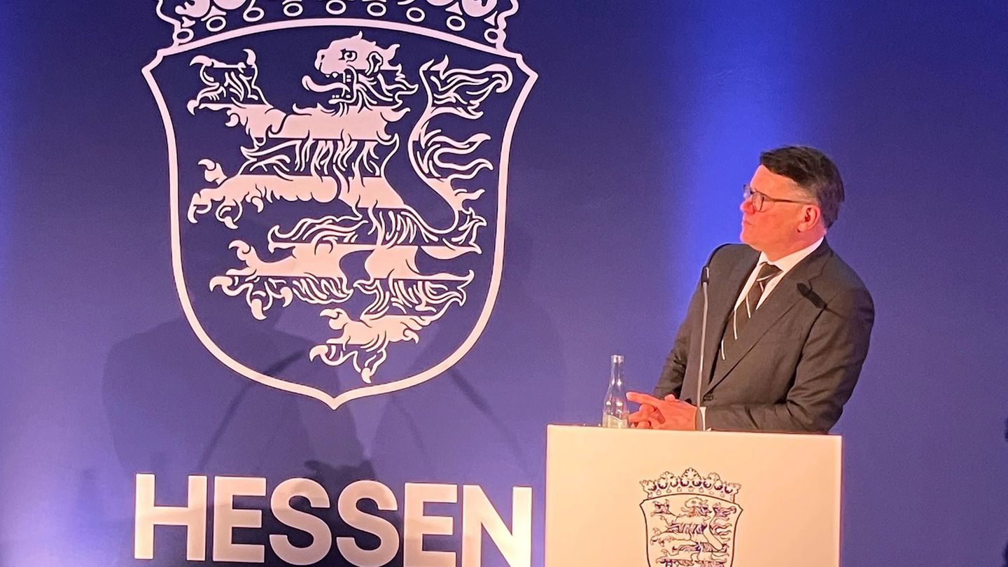 Ministerpräsident Rhein lobt das "kraftvolle" Design. Foto: Sandra Trauner/dpa