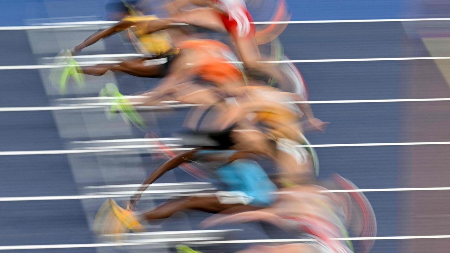 Toruń, Polen. Athletinnen rennen im Halbfinale des 60-Meter-Hürdenlaufs der Frauen bei den Hallenweltmeisterschaften der Leichtathletik Kujawy Pomorze 2026. Durch ihre Geschwindigkeit schafft es selbst eine Profikamera nicht, die Szenerie unverzerrt einzufangen.