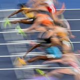 Toruń, Polen. Athletinnen rennen im Halbfinale des 60-Meter-Hürdenlaufs der Frauen bei den Hallenweltmeisterschaften der Leichtathletik Kujawy Pomorze 2026. Durch ihre Geschwindigkeit schafft es selbst eine Profikamera nicht, die Szenerie unverzerrt einzufangen.