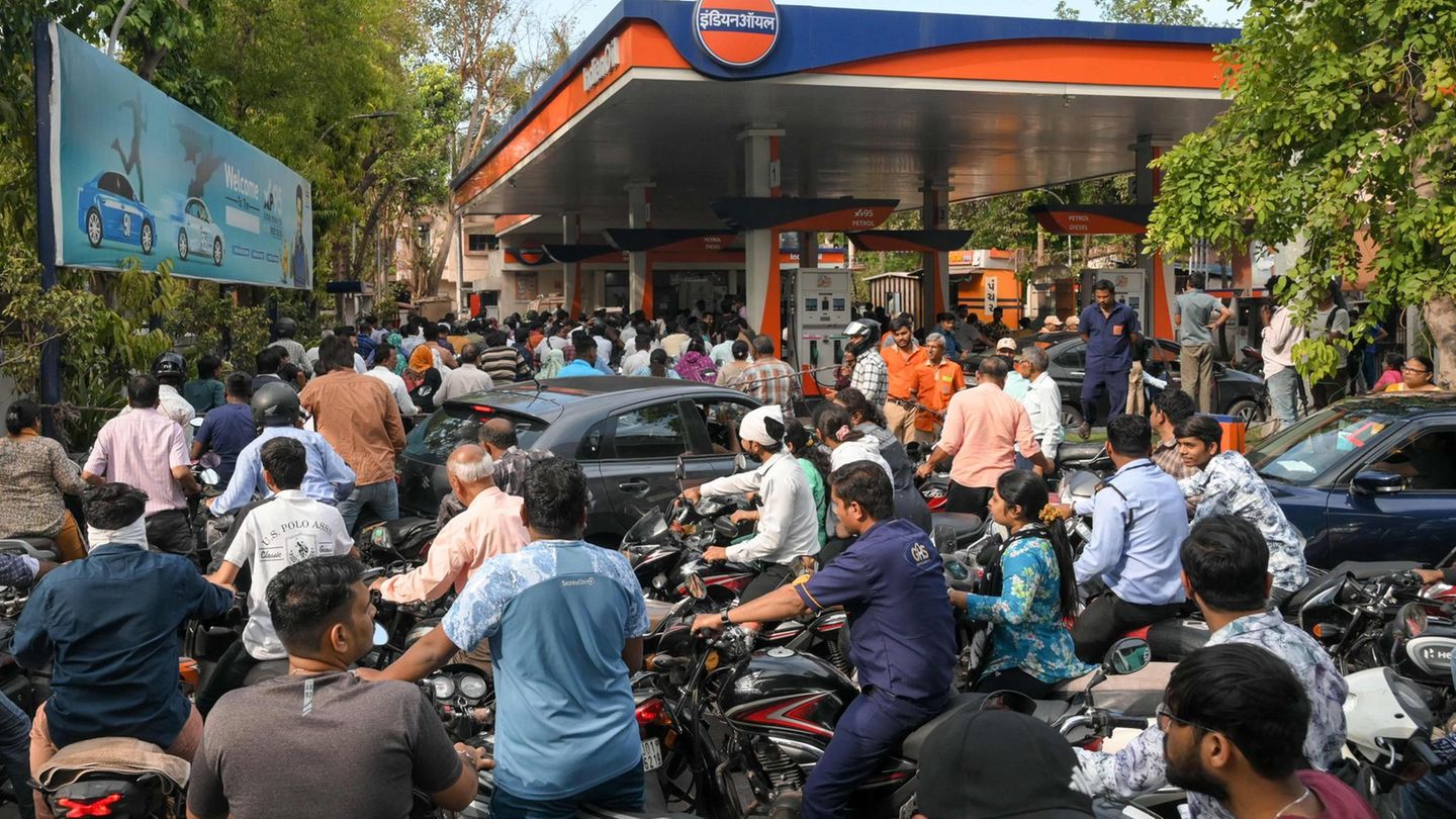 Ahmedabad, Indien. An einer Tankstelle bilden sich lange Schlangen, weil die Treibstoffimporte aufgrund des Nahostkriegs unterbrochen worden waren. Ob es für alle der Wartenden reichen wird, scheint unklar. Die iranischen Streitkräfte hatten die Wasserstraße, über die in Friedenszeiten ein Fünftel des weltweiten Öl- und Flüssig-Erdgastransports abgewickelt wird, abgeriegelt.