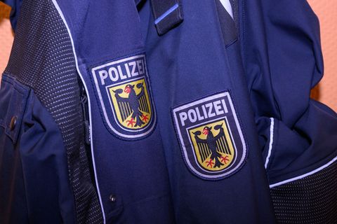 Die Polizei ermittelt wegen des Verdachts von Verstößen gegen das Waffengesetz. (Symbolbild) Foto: Patrick Pleul/dpa