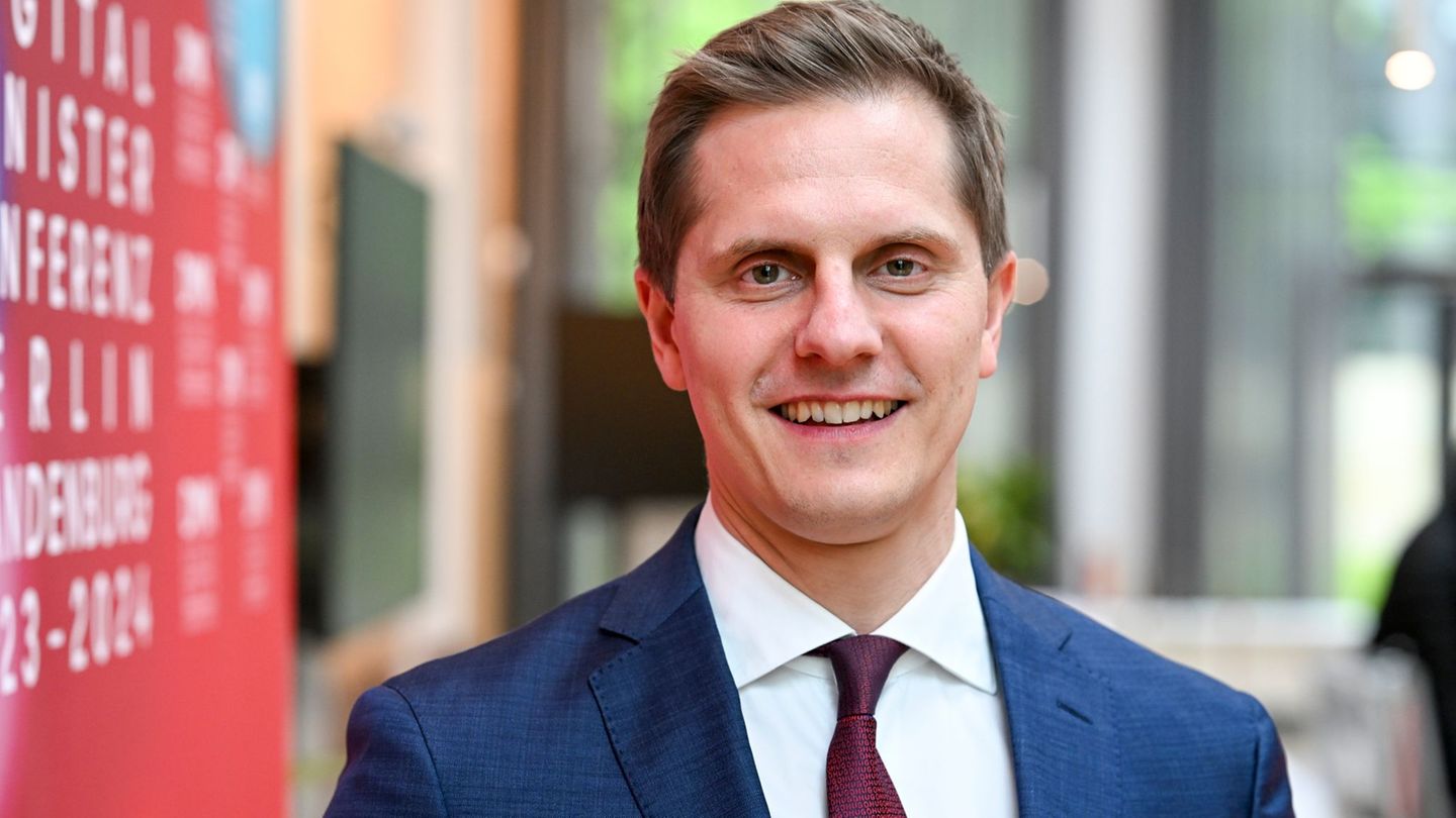 Brandenburgs Justiz- und Digitalminister Benjamin Grimm (SPD) will Rechtslücken bei Kriminalität im Netz schließen. (Archivbild)