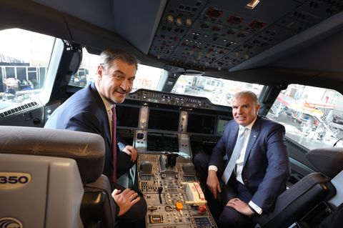 Lufthansa-Vorstandschef Carsten Spohr (r, mit Ministerpräsident Markus Söder) hat große Pläne am Münchner Flughafen. Foto: Karl-