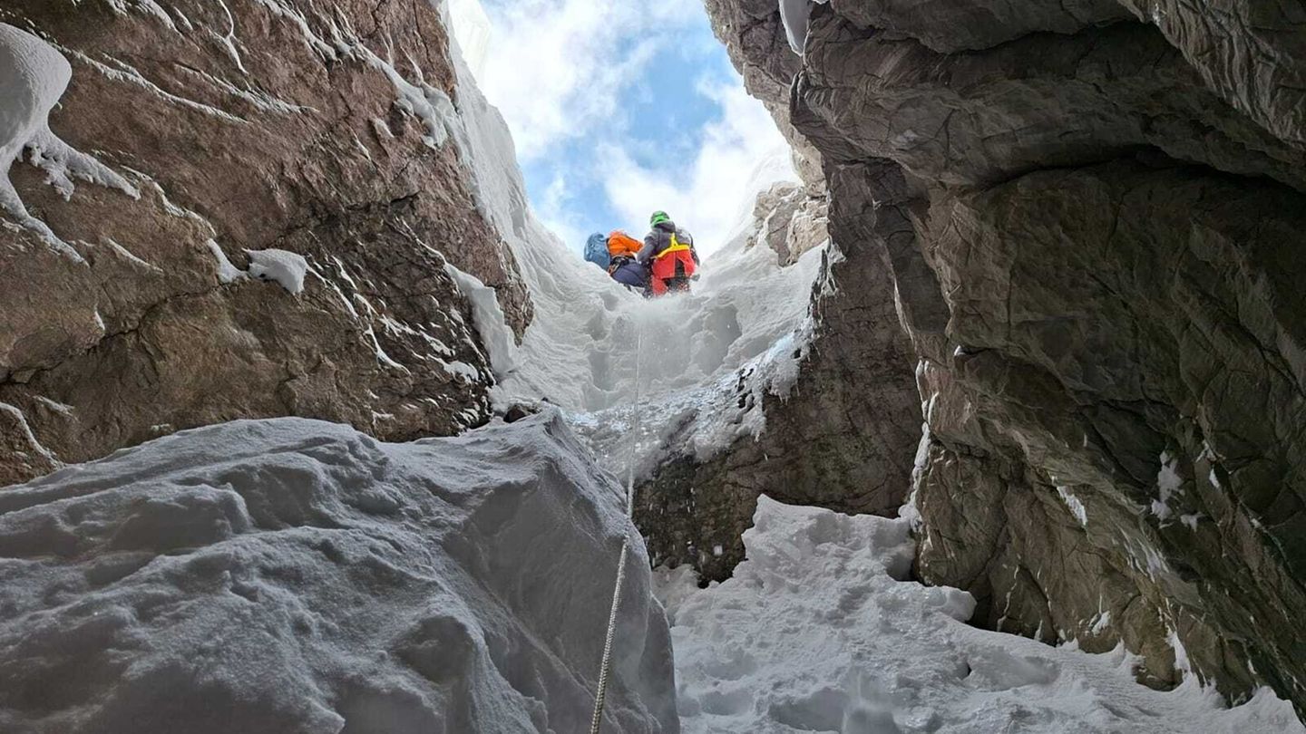 Ein Skitourengeher ist 25 Meter tief in eine Doline gestürzt Foto: -/Bergrettung Salzburg/dpa