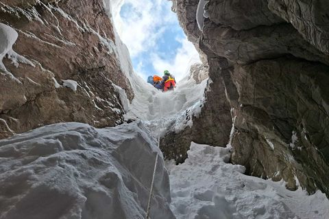 Ein Skitourengeher ist 25 Meter tief in eine Doline gestürzt Foto: -/Bergrettung Salzburg/dpa