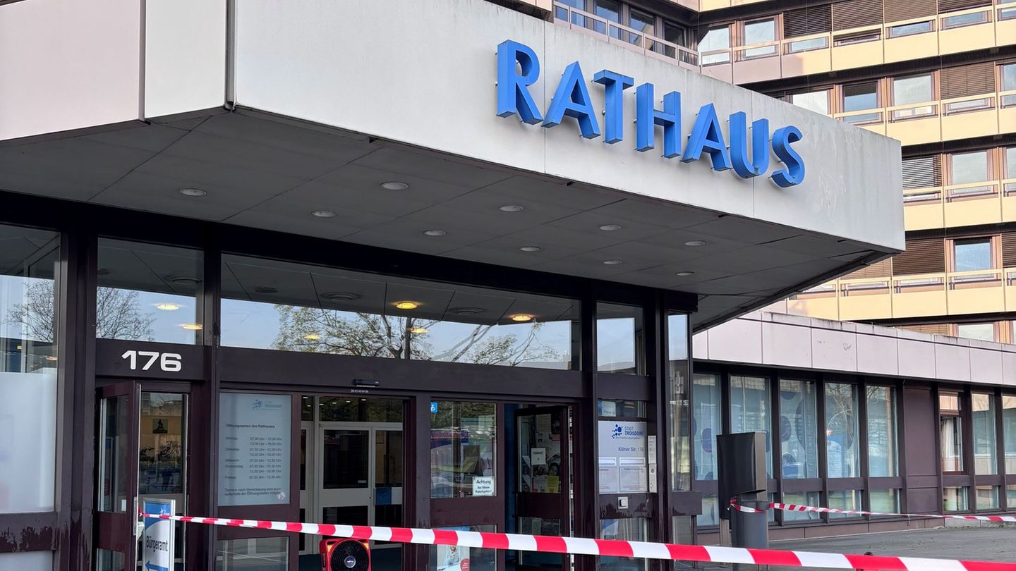 Nachdem Mitarbeiter eine unbekannte Flüssigkeit vor dem Rathaus entdeckt hatten, alarmierten sie die Feuerwehr. Foto: Christine