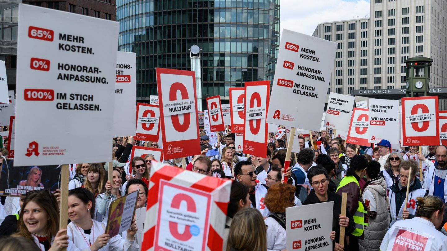 Für einen Tag schlossen viele Apotheken und auch in Berlin gingen Tausende Beschäftigte aus Protest auf die Straße. Foto: Soeren