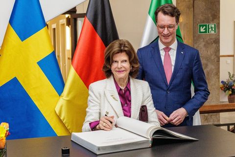 Königin Silvia von Schweden trug sich in Düsseldorf in das Gästebuch des Landes ein. Neben ihr: Nordrhein-Westfalens Ministerp