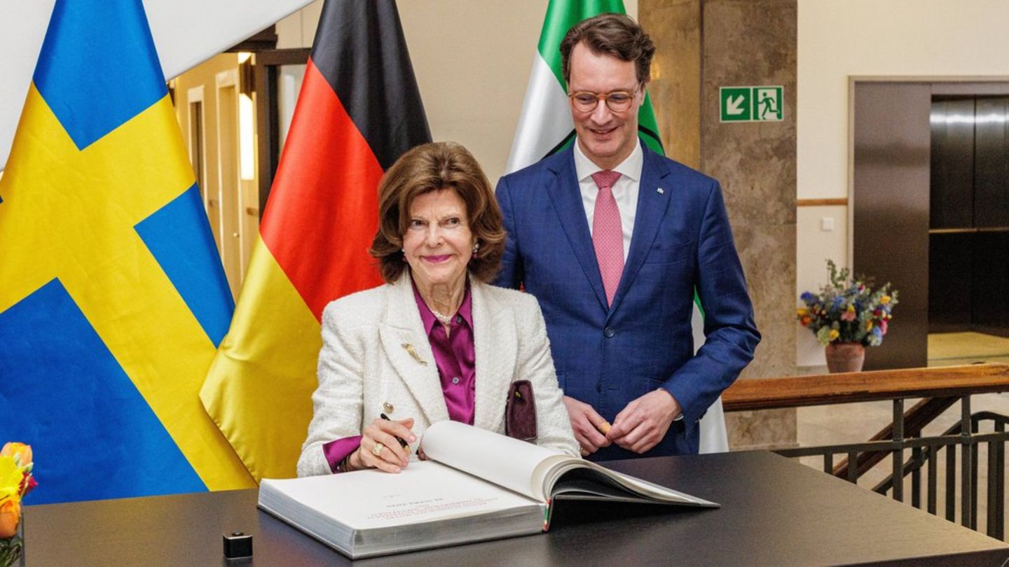 Königin Silvia von Schweden trug sich in Düsseldorf in das Gästebuch des Landes ein. Neben ihr: Nordrhein-Westfalens Ministerp
