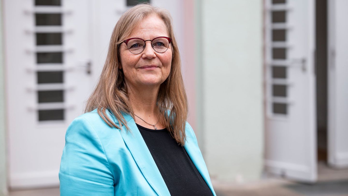 Tanja Keller ist neue Präsidentin der Landessynode. Foto: Daniel Vogl/dpa