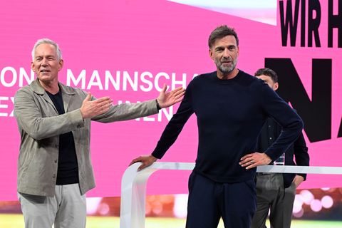 Jürgen Klopp (rechts) wird von Moderator Johannes B. Kerner als Telekom-Experte vorgestellt. Foto: Felix Hörhager/dpa