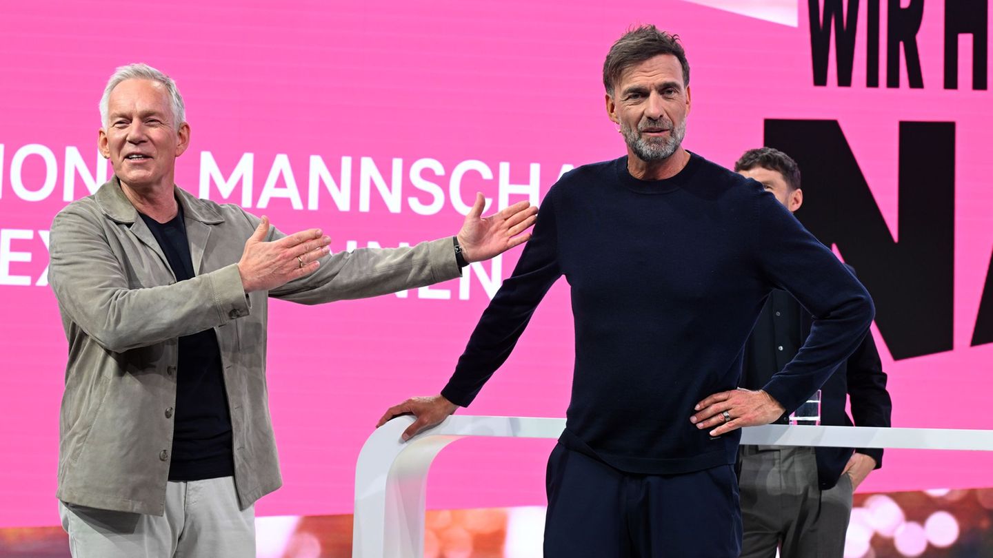 Jürgen Klopp (rechts) wird von Moderator Johannes B. Kerner als Telekom-Experte vorgestellt. Foto: Felix Hörhager/dpa