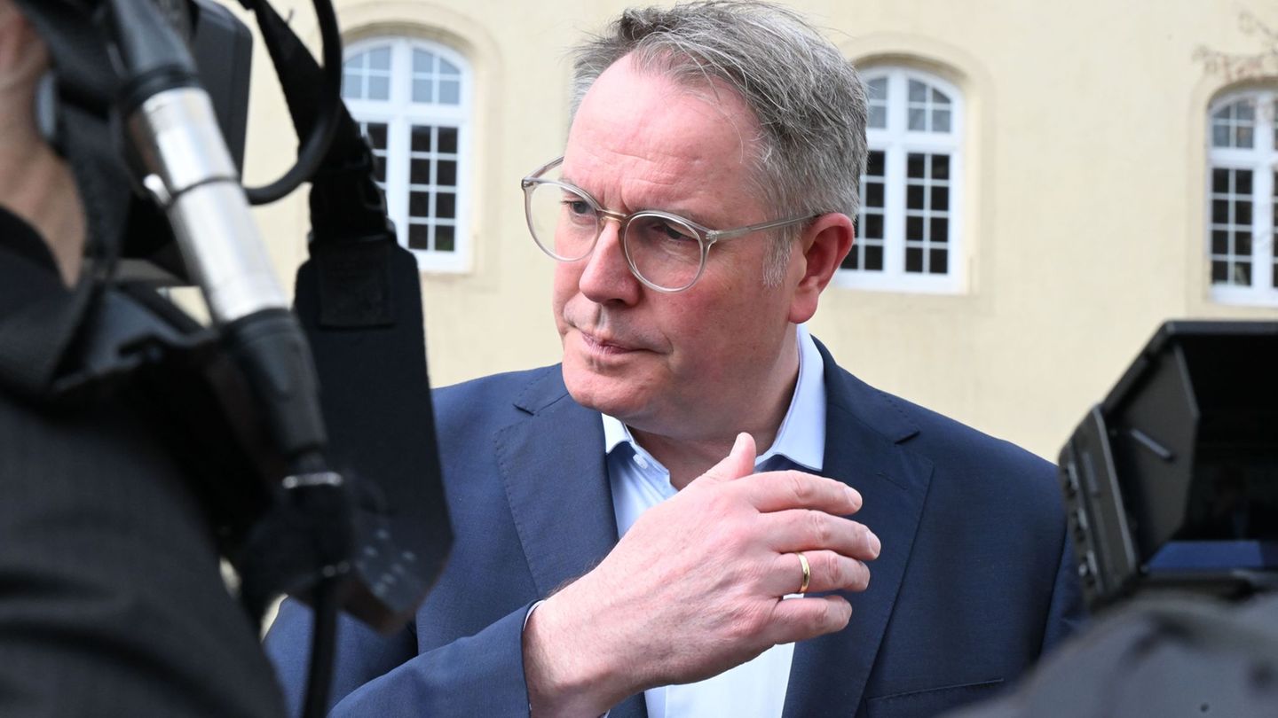 Der scheidende Ministerpräsident Alexander Schweitzer behält sein Landtagsmandat. Foto: Uli Deck/dpa