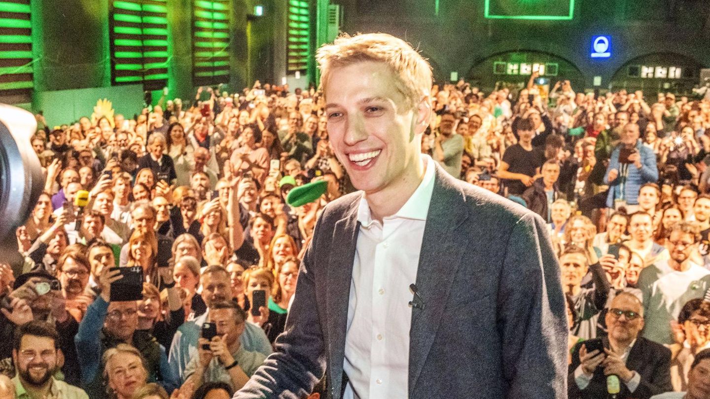 Dominik Krause am Wahlabend auf der Bühne in München