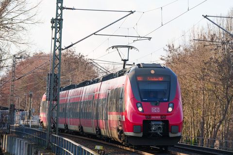 Die Zahl der Angriffe auf Zugpersonal in Berlin und Brandenburg ist gesunken (Archivbild). Foto: Soeren Stache/dpa