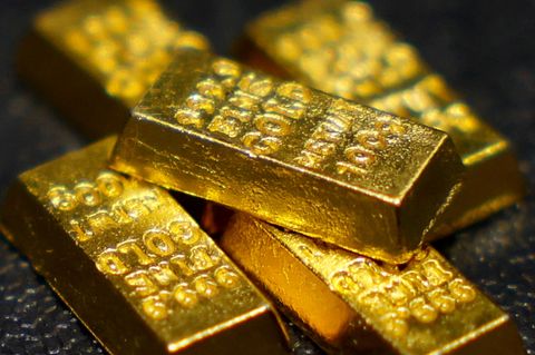 Aufeinander gestapelte Goldbarren