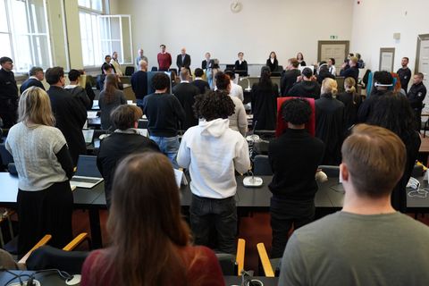 Alle zehn Angeklagte werden schuldig gesprochen, aber nur manche wurden zu Haftstrafen verurteilt. Foto: Marcus Brandt/dpa
