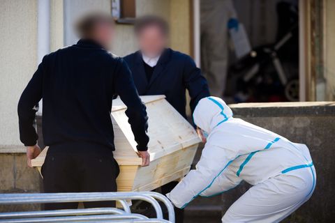 Bestatter verließen mit einem Sarg das Haus. Foto: Moritz Frankenberg/dpa