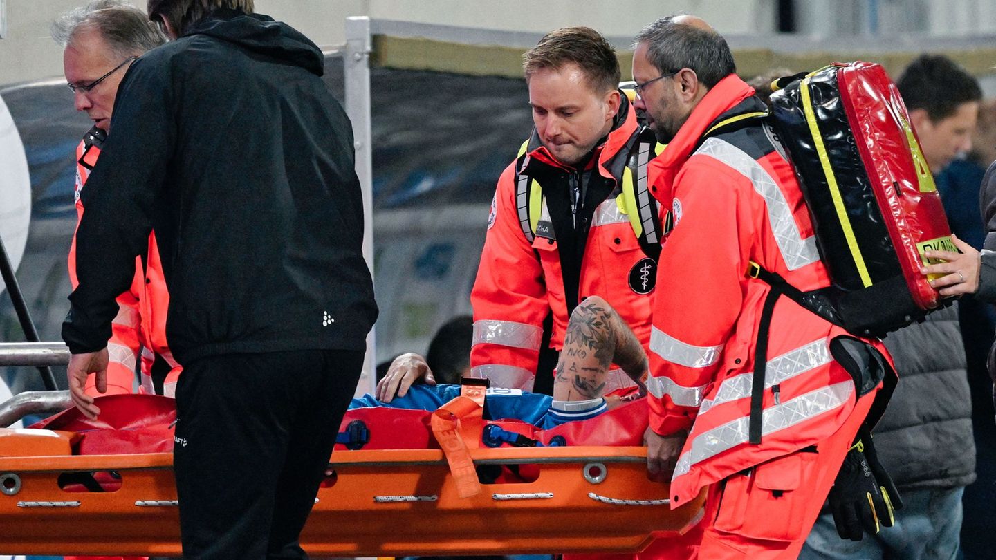 Luca Marseiler musste nach seiner Verletzung mit einer Trage vom Platz gebracht werden. Foto: Uwe Anspach/dpa