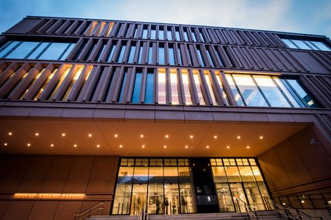 Der Angeklagte soll mit einer Schere zugestochen haben. (Symbolbild) Foto: Bernd Thissen/dpa