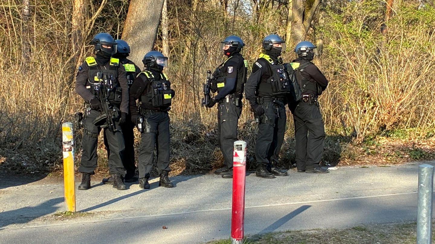 Einsatzkräfte der Polizei suchen im Volkspark Hasenheide nach Spuren. Foto: Caroline Bock/dpa