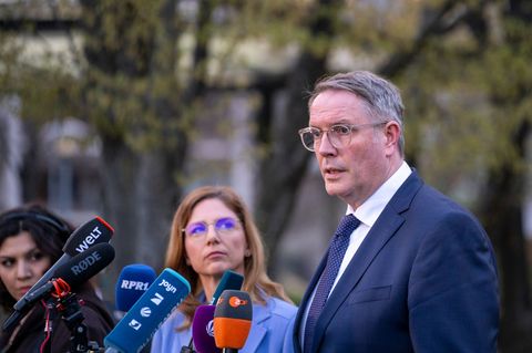 Der abgewählte Ministerpräsident Alexander Schweitzer soll die Koalitionsverhandlungen mit der CDU für die SPD führen. Foto: And