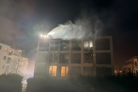 Mehrere Personen sind von der Feuerwehr gerettet worden. Foto: Justin Brosch/dpa