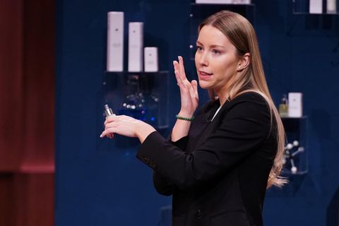 Die ehemalige Kriminalpolizistin Laura Valentin präsentiert eine Hautpflege mit naürlichem Botox-Effekt.