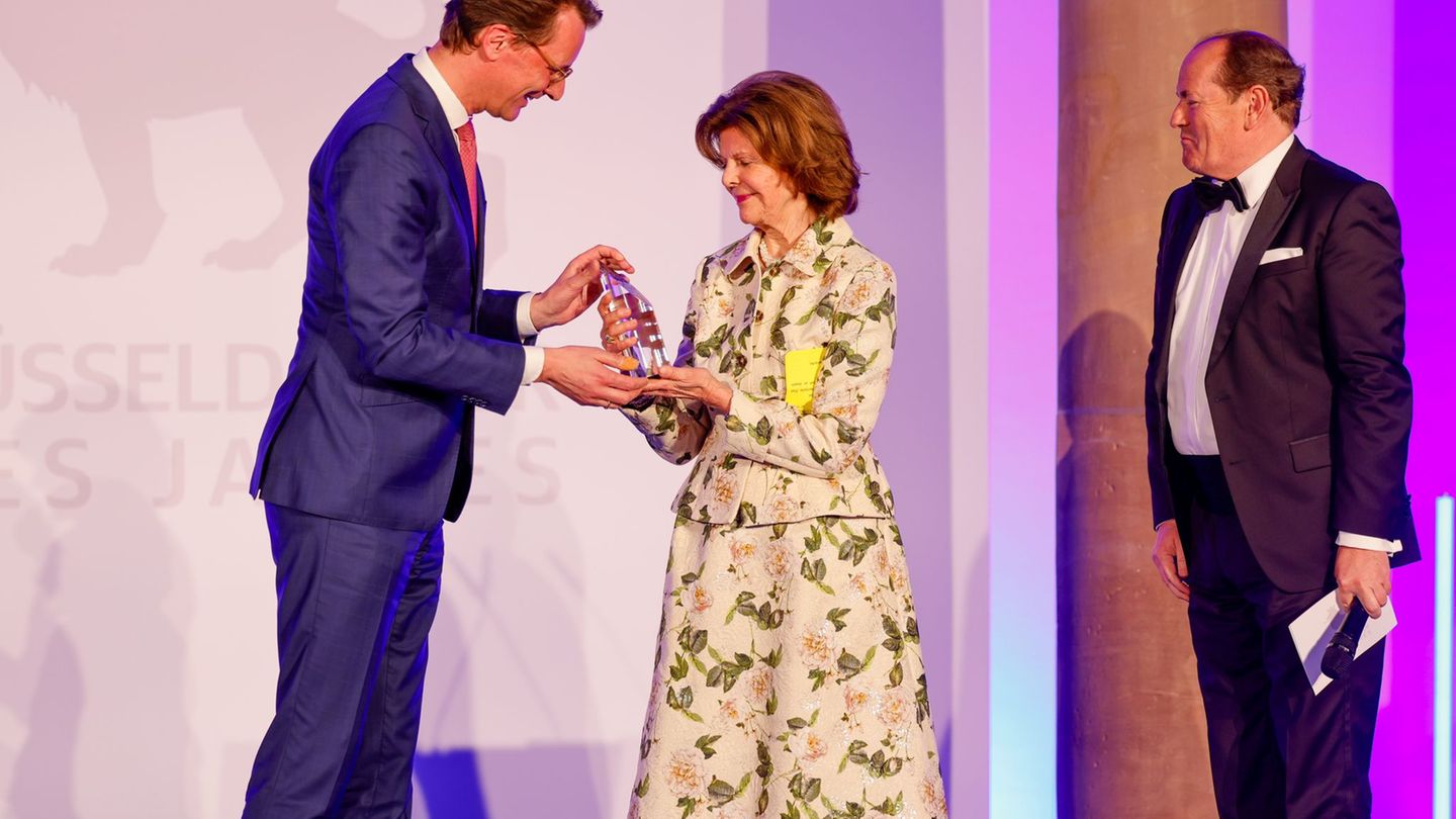 Ministerpräsident Hendrik Wüst überreicht der schwedischen Königin den Preis. Foto: Thomas Banneyer/dpa