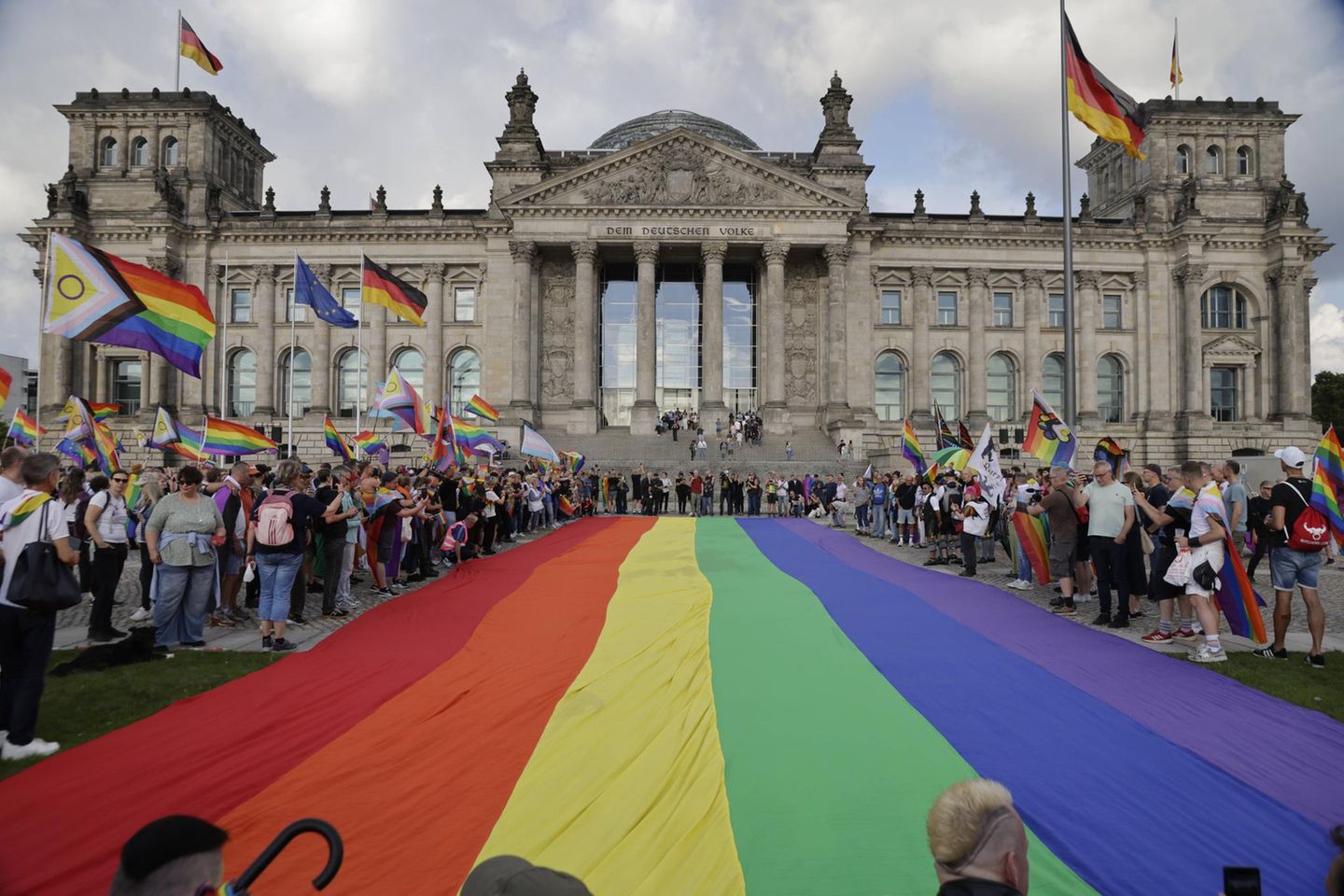 Regenbogenflaggen vor Reichstag