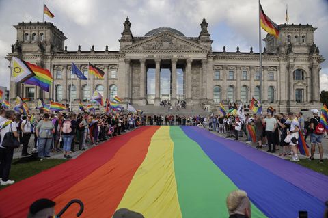 Regenbogenflaggen vor Reichstag