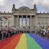 Regenbogenflaggen vor Reichstag