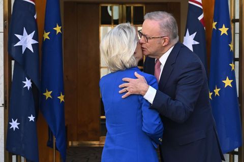 Australiens Premier Albanese küsst von der Leyen zur Begrüssung auf die Wange