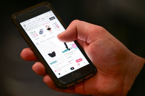 Der TikTok-Shop wird nicht nur von Jüngeren genutzt. Foto: Sebastian Gollnow/dpa