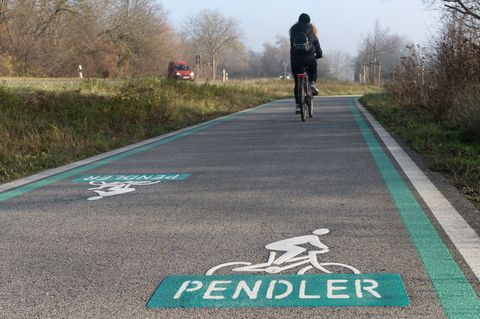 Die sieben Pendler-Radrouten sollen eine Gesamtlänge von über 370 Kilometern bekommen. (Archivbild) Foto: Etienne Dötsch/dpa