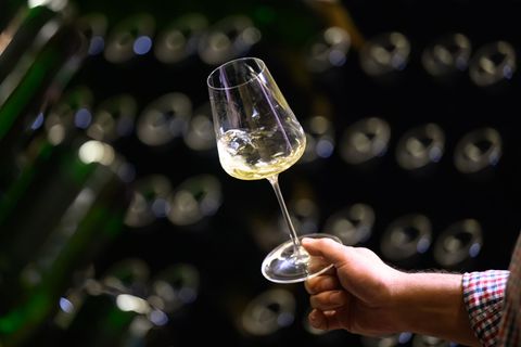 Auch das sächsische Staatsweingut Schloss Wackerbarth hat inzwischen einen alkoholfreien Sekt im Angebot. Foto: Robert Michael/d