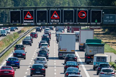 Voll werden die Autobahnen vor allem am Freitag und am Gründonnerstag.(Symbolbild) Foto: Lino Mirgeler/dpa