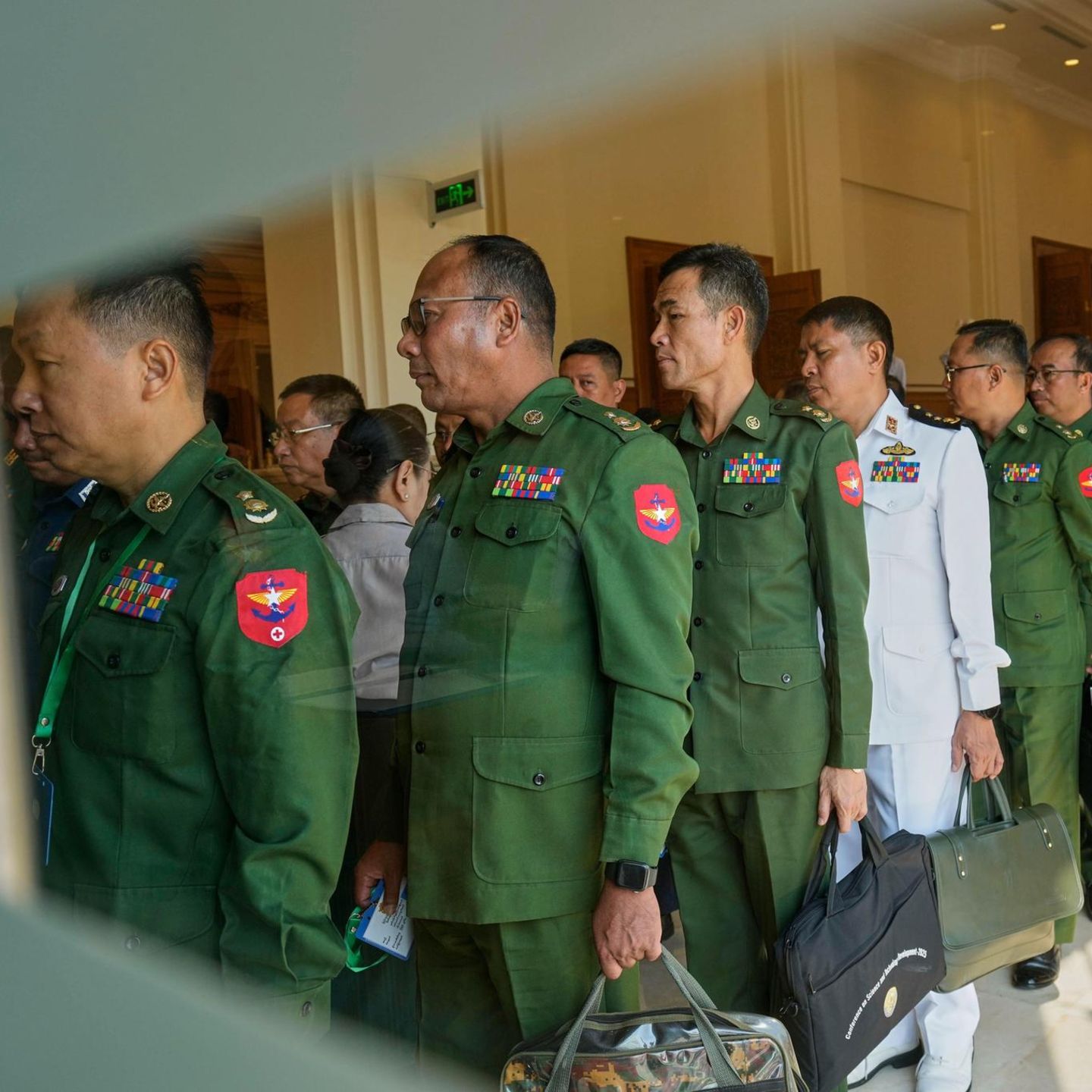 Vertreter des Militärs von Myanmar kommen zu einer Sitzung im Unterhaus des Parlaments in Myanmar