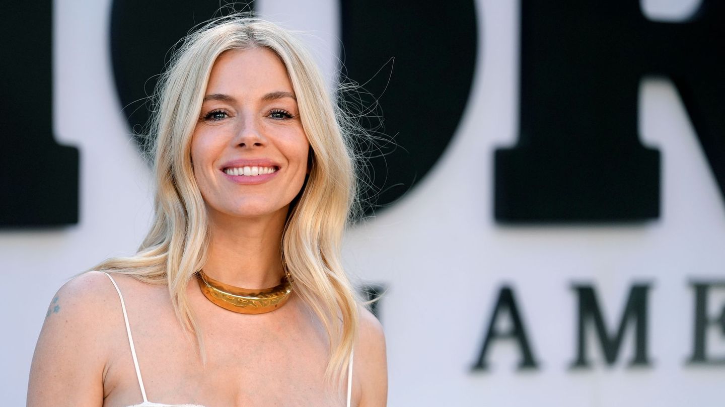 Leute: "So viel einfacher": Sienna Miller spricht über ihre Schwangerschaft mit 44