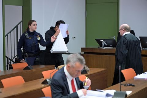 Betäubungsmittel-Prozess: Jiang Z. betritt den Gerichtsaal