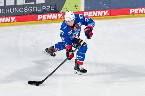 Alexander Ehl und die Adler Mannheim starten in die Playoffs Foto: Uwe Anspach/dpa