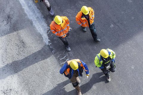 Auf dem Weg zur AfD? Bauarbeiter auf einer Straße
