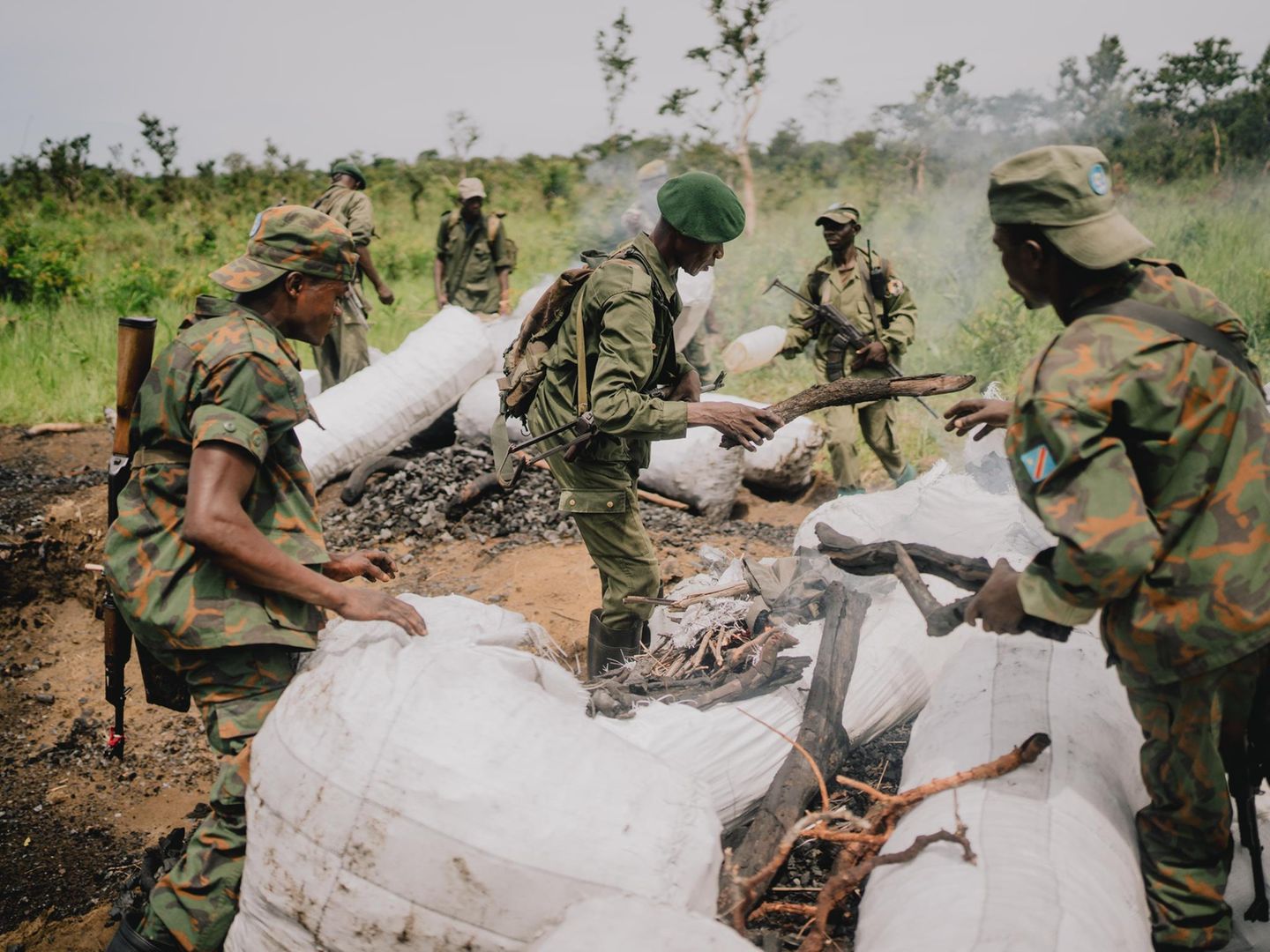 Soldaten zerstören illegale Köhlereien
