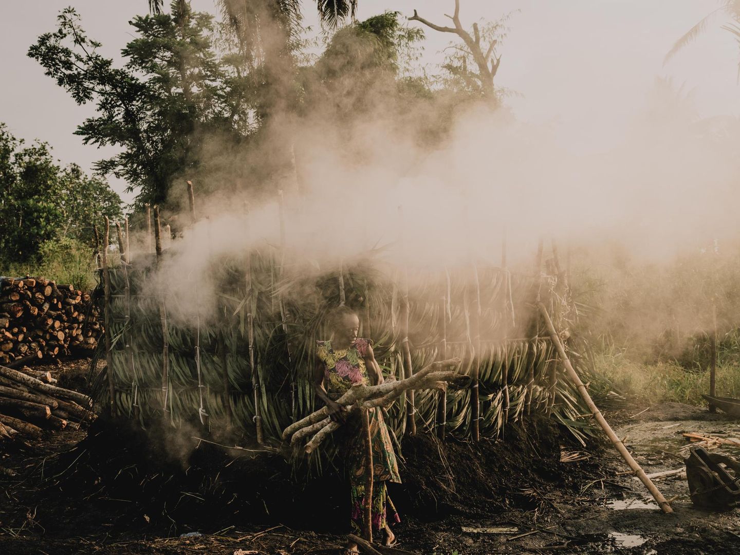 Familien verbrennen Holz