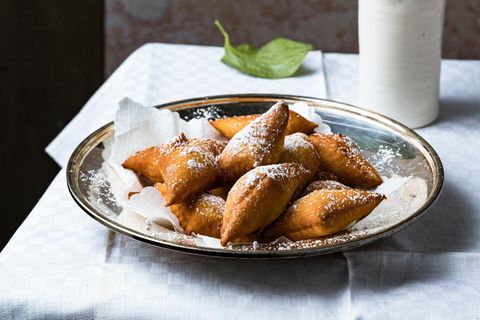Schmalzgebäck mit Puderzucker