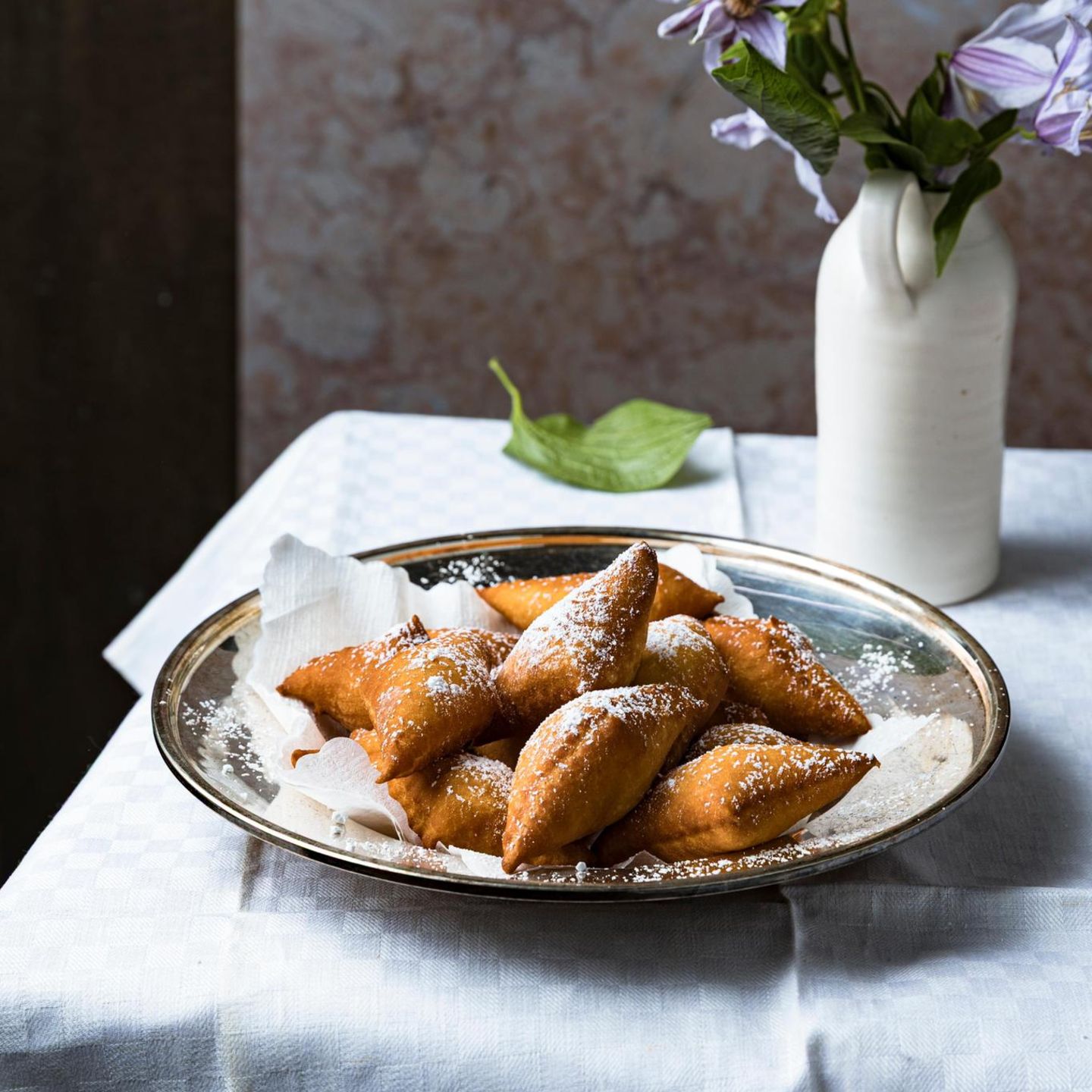 Schmalzgebäck mit Puderzucker