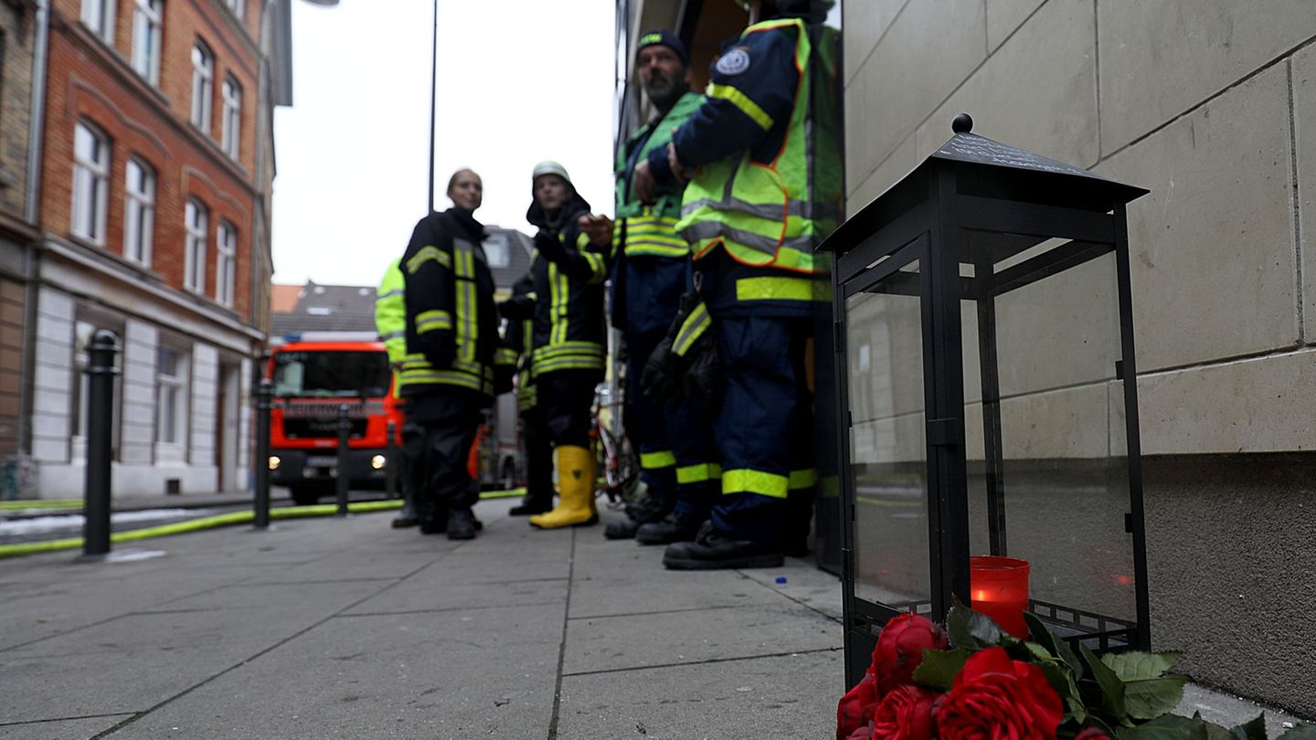 Bei dem Brand in einem Wohnhaus sind im Jahr 2018 zwei Menschen ums Leben gekommen. (Archivbild) Foto: Oliver Berg/dpa
